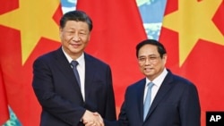 中国国家主席习近平与越南总理阮晋勇在河内举行会晤。（美联社2023年12月13日）
