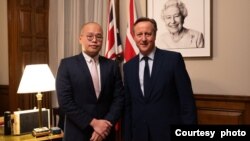 被监禁的香港媒体大亨和民主活动人士黎智英的儿子黎崇恩 （Sebastien Lai ）周二（12月12日）会见了英国外相卡梅伦，游说英国争取黎智英获得释放。 （英国外交部社交媒体X账号截图）