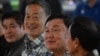 Mantan Perdana Menteri Thailand Thaksin Shinawatra (tengah) tampak didampingi oleh Perdana Menteri Thailand saat ini, Srettha Thavisin (belakang), saat acara makan malam di Chiang Mai, 15 Maret 2024. (Foto: Lillian Suwanrumpha/AFP)