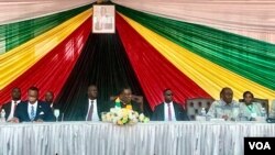 UMongameli Emmerson Mnangagwa labanye bakhe eZITF ngoLwesithathu. (VOA)