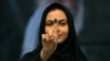 Seorang perempuan Iran memperlihatkan jarinya yang sudah ditandai tinta usai mencoblos untuk memilih presiden baru, di Kedubes Iran di Kuwait, Jumat, 28 Juni 2024. (Foto: Yasser Al-Zayyat/AFP)