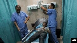 Yon tifi Palestinyen ki blese nan yon atak ayeryen Izraelyen resevwa swen medikal nan lopital al-Aqsa a nan rejyon santral Gaza, 15 Oktob, 2023.