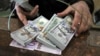 بانک مرکزی مدعی تامین ارز واردات؛ وارد‌کنندگان همچنان از عدم پرداخت ارز می‌گویند