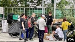 中港兩地全面通關後水貨客問題死灰復燃，有疑似水貨客聚集在上水火車站附近被稱為”秦皇坑”的分貨地點。(美國之音湯惠芸)