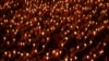 Para jemaat serempak memegang lilin dalam misa Malam Natal di Gereja Bethany di Surabaya, pada 24 Desember 2023. (Foto: AFP/Juni Kriswanto)
