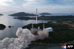 지난 5월 북한이 군사정찰위성을 발사했다며 사진을 공개했다.
