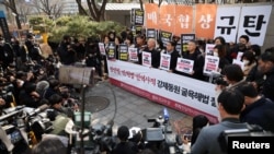 在政府方面宣佈賠償方案後，南韓一些受害勞工、家屬及其代表上街示威。（路透社2023年3月6日）
