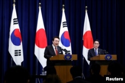 윤석열 한국 대통령과 기시다 후미오 일본 총리가 지난달 16일 도쿄에서 회담에 이어 공동 기자회견을 하고 있다.