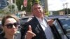 Mantan Presiden Brazil Jair Bolsonaro mengacungkan jempol usai memberikan kesaksian terkait serangan 8 Januari 2023 di markas besar Kepolisian Federal Brazil, hari Rabu (26/4). 