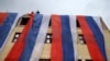 Para aktivis etnis Serbia mengibarkan bendera Serbia Bosnia di sebuah gedung, yang dilarang oleh mahkamah konstitusi Bosnia dan Herzegovina, di Sarajevo Timur (foto: dok). 