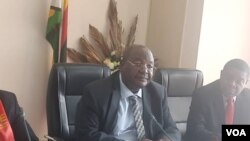 Munyori mukuru weZanu PF VaObert Mpofu pamusangano nenhengo dzeMAZ neZUJ muHarare.