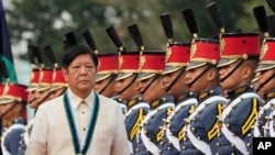 菲律賓總統費迪南德·小馬科斯(Ferdinand Marcos Jr.)出席在阿吉納爾多軍事總部舉行的菲律賓武裝部隊成立88週年紀念活動上視察軍隊。(2023年12月21日)