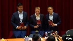 前美國副國家安全顧問博明(Matthew Pottinger 中)、簡以榮(左)以及壯闊台灣聯盟理事長吳怡農(右)在台北出席新書發表會，呼籲建構強大威懾能力以嚇阻習近平可能的侵台戰爭。 (美國之音特約記者李昕儒攝影)