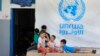 Anak-anak Palestina yang melarikan diri bersama orang tuanya dari rumah mereka di kamp pengungsi Palestina di Ein el-Hilweh, berkumpul di halaman belakang sekolah UNRWA, di Sidon, Lebanon, 12 September 2023. (Foto: AP)