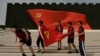 资料照：中国学生在北京中共历史展览馆内拉起一面中共党旗拍照。（2022年9月4日）