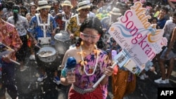ဘန်ကောက်မြို့ ခေါက်ဆန်လမ်းမှာ ပြုလုပ်တဲ့ သင်္ကြန်မြင်ကွင်း (ဧပြီ ၁၂၊ ၂၀၂၄)