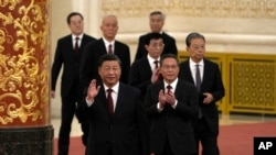 2022年10月23日，中共二十屆一中全會後，中共領導人習近平帶領中共新一屆政治局常委，包括李強（前右）與蔡奇（後左二）步入人大會堂與中外媒體 見面。