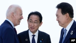 2023年5月21日，在日本廣島舉行的七國集團峰會期間，美國總統喬·拜登（左）與日本首相岸田文雄和南韓總統尹錫悅（右）舉行三方會議。