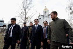 日本首相岸田文雄在烏克蘭發生過大屠殺的布查鎮視察。（2023年3月21日）