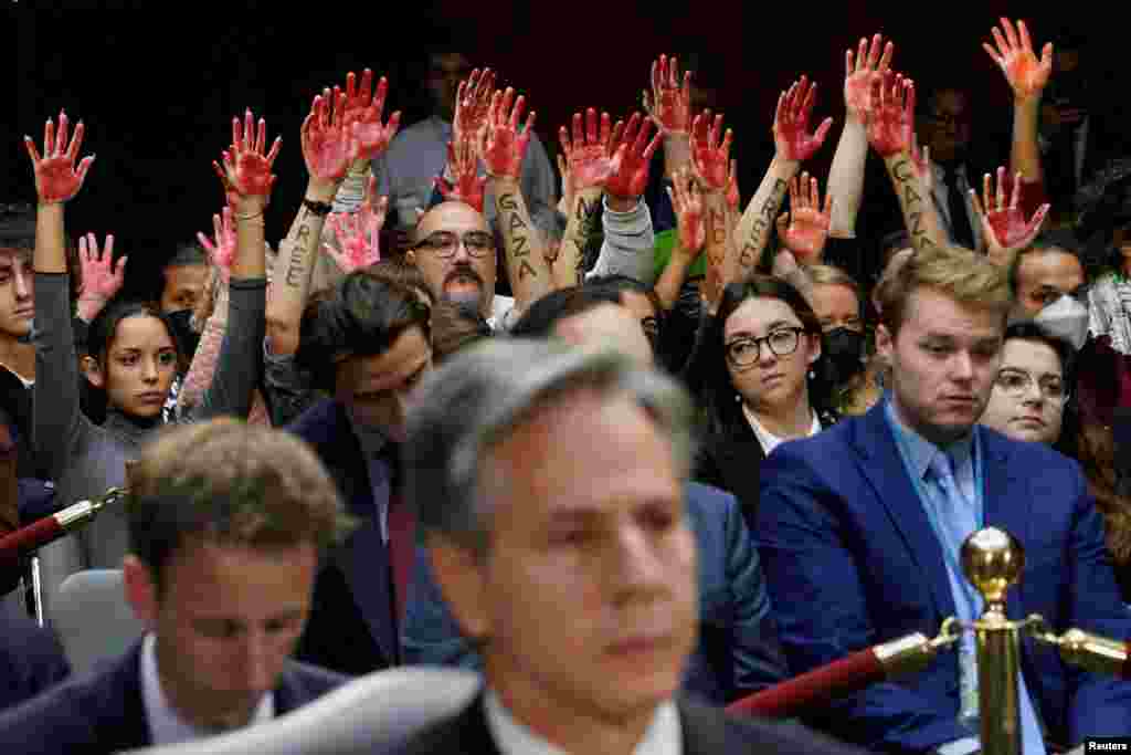 31 Ekim 2023 - ABD Dışişleri Bakanı Anthony Blinken'ın da katıldığı bir Senato oturumunda bir grup, Başkan Joe Biden yönetiminin Ukrayna ve İsrail'e güvenlik yardımını protesto etti.