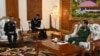 Panglima Militer Myanmar Min Aung Hlaing (kanan) bertemu dengan letnan jenderal Thailand Jakkapong Janpengpen (kiri), direktur Direktorat Operasi Gabungan Angkatan Bersenjata Kerajaan Thailand Pasukan, di Naypyidaw, 27 Desember 2023. (Handout/TIM INFORMASI MILITER MYANMAR/AFP) 