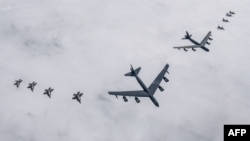 지난 4월 한반도 상공에서 미 공군 전략폭격기 B-52H 2대(가운데)와 F-16 전투기 4대(오른쪽), 한국 공군 F-35 전투기 4대(왼쪽)가 연합기동훈련을 했다.
