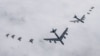 미 공군 전략폭격기 B-52H 2대(가운데)와 F-16 전투기 4대(오른쪽), 한국 공군 F-35 전투기 4대(왼쪽)가 2023년 한반도 상공에서 연합훈련을 했다. 한국 국방부 제공. (자료사진)