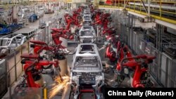 中国浙江金华零跑科技有限公司生产智能电动汽车车间里的机器臂。（2023年4月26日）