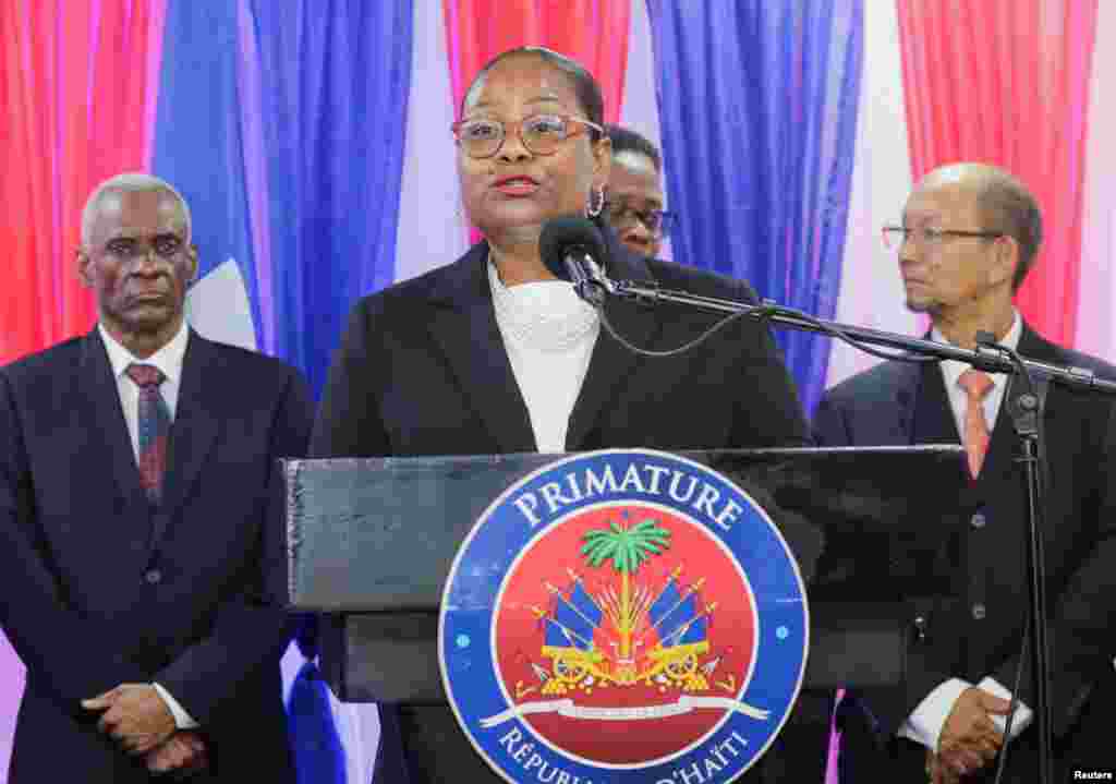 Regine Abraham, yon manm Konsey Prezidansyel Tranzisyon Ayiti a pran la pawol pandan seremoni enstalasyon an nan Potoprens, 25 Avril, 2024.