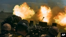 Tentara Ukraina menembakkan meriam ke arah posisi pasukan Rusia di dekat Bakhmut, wilayah Donetsk, Ukraina timur (foto: dok). 