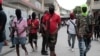Angggota kelompok senjata "G9 and Family" berkumpul untuk melancarkan aksi protes terhadap Perdana Menteri Haiti Ariel Henry di Port-au-Prince pada 19 September 2023. (Foto: AP/Odelyn Joseph) 