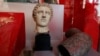 Beberapa barang antik yang dikembalikan ke Italia dari London dipamerkan di Castel Sant'Angelo, Roma, Italia, 31 Mei 2023. (REUTERS/Remo Casilli)