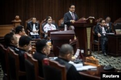 Calon presiden Anies Baswedan menggugat hasil pemilu di Mahkamah Konstitusi di Jakarta, 27 Maret 2024. (Antara Foto/Aprillio Akbar/via REUTERS)