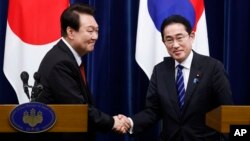 기시다 후미오(오른쪽) 일본 총리와 윤석열 한국 대통령이 지난 3월 도쿄에서 공동회견하며 악수하고 있다. (자료사진)