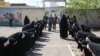 تصویر بازدید شهردار زنجان از یک مدرسه قرآنی که مسئولان آن، دختران را با پوشش حجاب اجباری مجبور کرده‌اند تا در مقابل او تعظیم کنند.