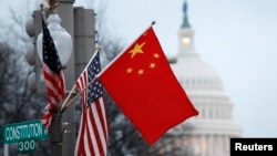 Bendera China dan AS berkibar di sepanjang Pennsylvania Avenue dekat Gedung DPR AS selama kunjungan Presiden China Hu Jintao pada 18 Januari 2011. (Foto: Reuters)
