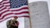 Pripadnik američke vojske na Nacionalnom groblju u Arlingtonu, na području Vašingtona, 25. maja 2023. godine. (Foto: AP/Andrew Harnik)