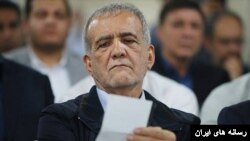اتخاذ «سیاست شوک درمانی» از سوی دولت مسعود پزشکیان با انتقاد شماری از اقتصاددانان مواجه شده است.