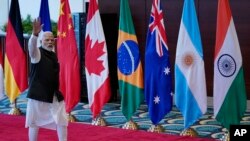Perdana Menteri India Narendra Modi melambai saat tiba di pusat konvensi Bharat Mandapam untuk KTT G20, di New Delhi, India, Sabtu, 9 September 2023. (Foto: AP/Evan Vucci/Pool)