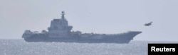 日本防衛省提供的畫面顯示2023年4月10日戰機飛離中國山東號航母的照片。