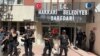 115 Nivîskar û Hunermendên Tirkîyê Bang li Hikûmetê Dikin Qayumê Bajarvanîya Colemêrgê Vekişîne