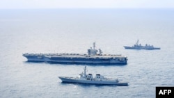 11일 미국·한국·일본 3국이 대북 잠수함 대응 훈련을 실시했다. 선두부터 미 해군 항공모함 시어도어 루스벨트함, 한국 해군의 이지스구축함 서애류성룡함, 일본 해상자위대 구축함 아리아케함.