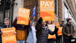 Para dokter muda berdemo dan mogok kerja menuntut kenaikah upah, di London, Inggris, 14 Maret 2023. (Foto: Alastair Grant/AP Photo)