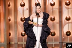 Lily Gladstone saat menerima penghargaan sebagai aktor perempuan terbaik dalam film drama "Killers of the Flower Moon" pada Penghargaan Golden Globe Tahunan ke-81 di Beverly Hills, California, 7 Januari 2024. (Sonja Flemming/CBS via AP)