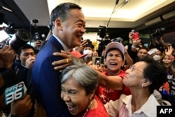 Perdana Menteri Srettha Thavisin dari Partai Pheu Thai (tengah) dikerubungi oleh para pendukungnya di markas partai di Bangkok, 22 Agustus 2023. (Foto: Manan Vatsyayana/AFP)