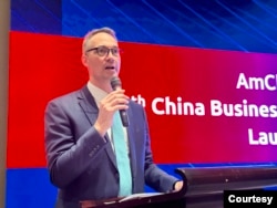 位於北京的中國美國商會總裁何邁可（Michael Hart）在3月1日的記者會上發佈2023年度的《中國商務環境調查報告》。 (照片提供:中國美國商會)
