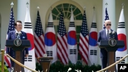  조 바이든(오른쪽) 미국 대통령과 윤석열 한국 대통령이 지난 26일 백악관 정상회담 직후 공동회견하고 있다. (자료사진)