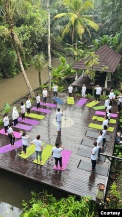Retreat Katarsis. Darmika memberikan pengarahan pada sejumlah pasien dalam sebuah retreat di Bali. (Dokumentasi Gusti Putu Darmika)