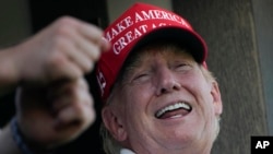 Mantan Presiden AS Donald Trump tampak tertawa ketika berpartisipasi dalam turnamen golf invitasi Bedminster Invitational LIV Golf di Bedminster, New Jersey, pada 13 Agustus 2023. (Foto: AP/Seth Wenig)