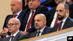 Pemimpin partai "Serb List" Kosovo, Goran Rakic ​​(kiri) menghadiri sesi parlemen di Beograd, Serbia (foto: dok). 